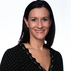 headshot of Laura Snyder