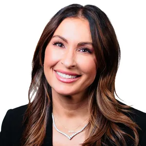 headshot of Rikki Denniston